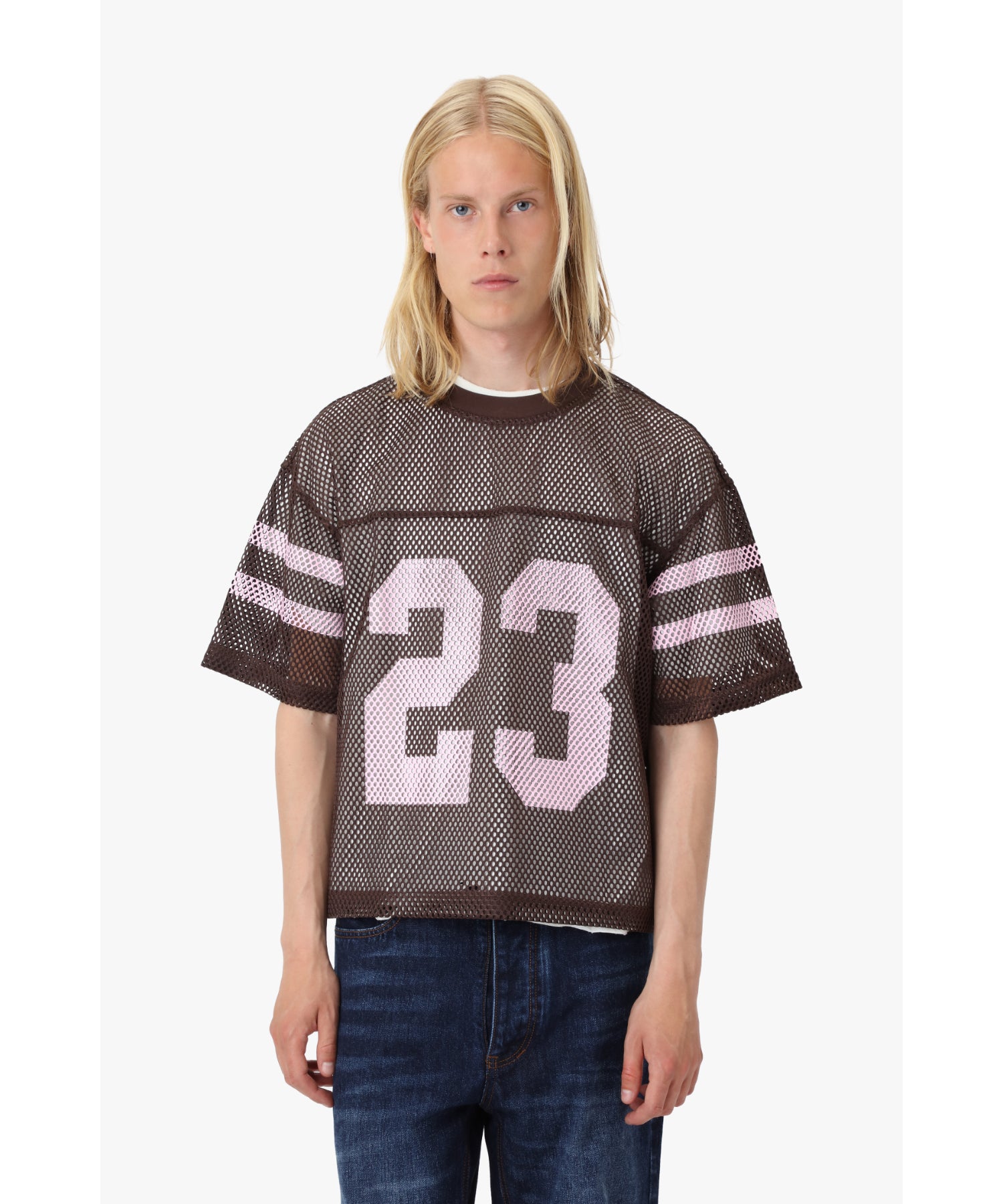Model wearing mesh football jersey with athletic silhouette, 188 cm tall in size M